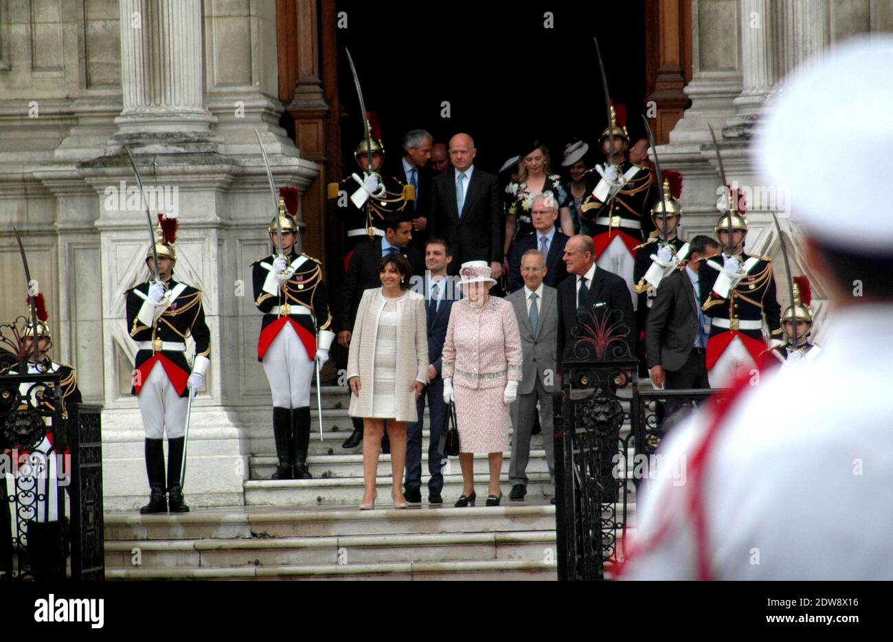 Die Königin Elisabeth II. Und die Königliche Hoheit der Herzog von Edinburgh werden von der französischen Bürgermeisterin Anne Hidalgo im Rathaus empfangen, als Teil des Staatsbesuchs der Königin in Paris, Frankreich, am 7. Juni 2014. Foto von Alain Apaydin/ABACAPRESS.COM Stockfoto