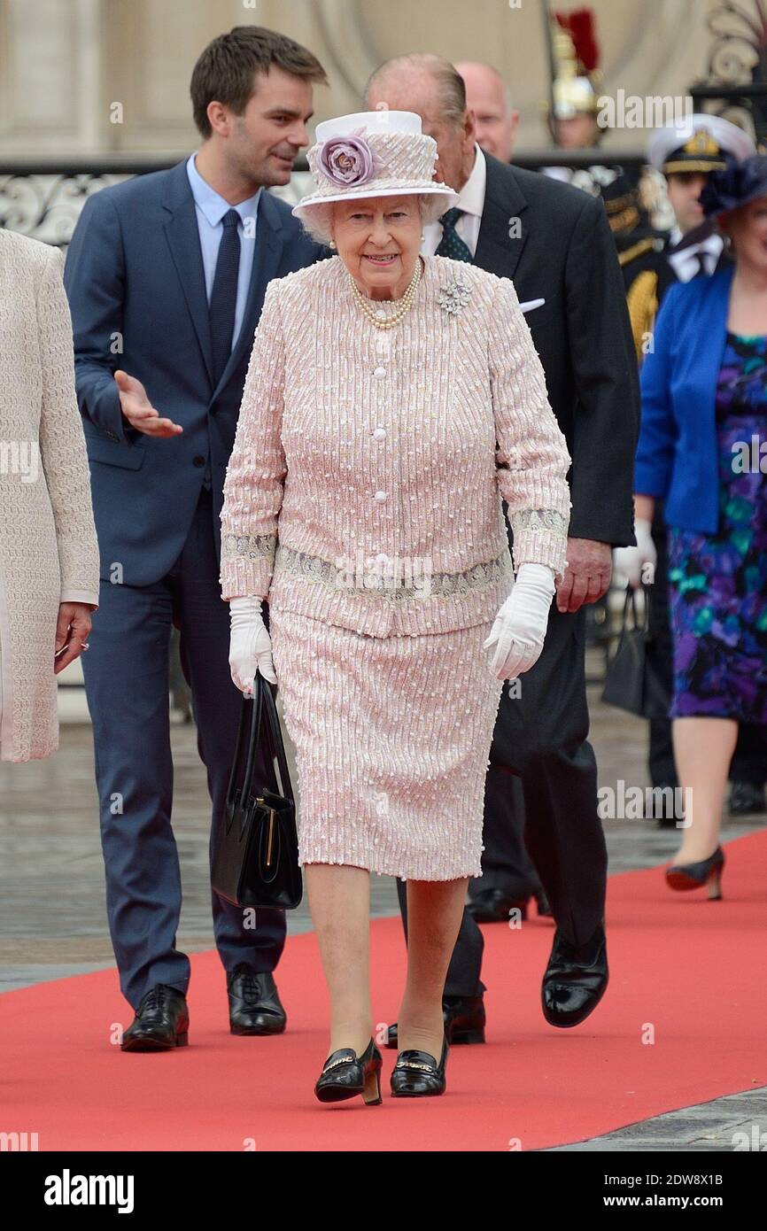 Die Königin Elisabeth II. Und die Königliche Hoheit der Herzog von Edinburgh werden von der französischen Bürgermeisterin Anne Hidalgo im Rathaus empfangen, als Teil des Staatsbesuchs der Königin in Paris, Frankreich, am 7. Juni 2014. Foto von Nicolas Briquet/ABACAPRESS.COM Stockfoto