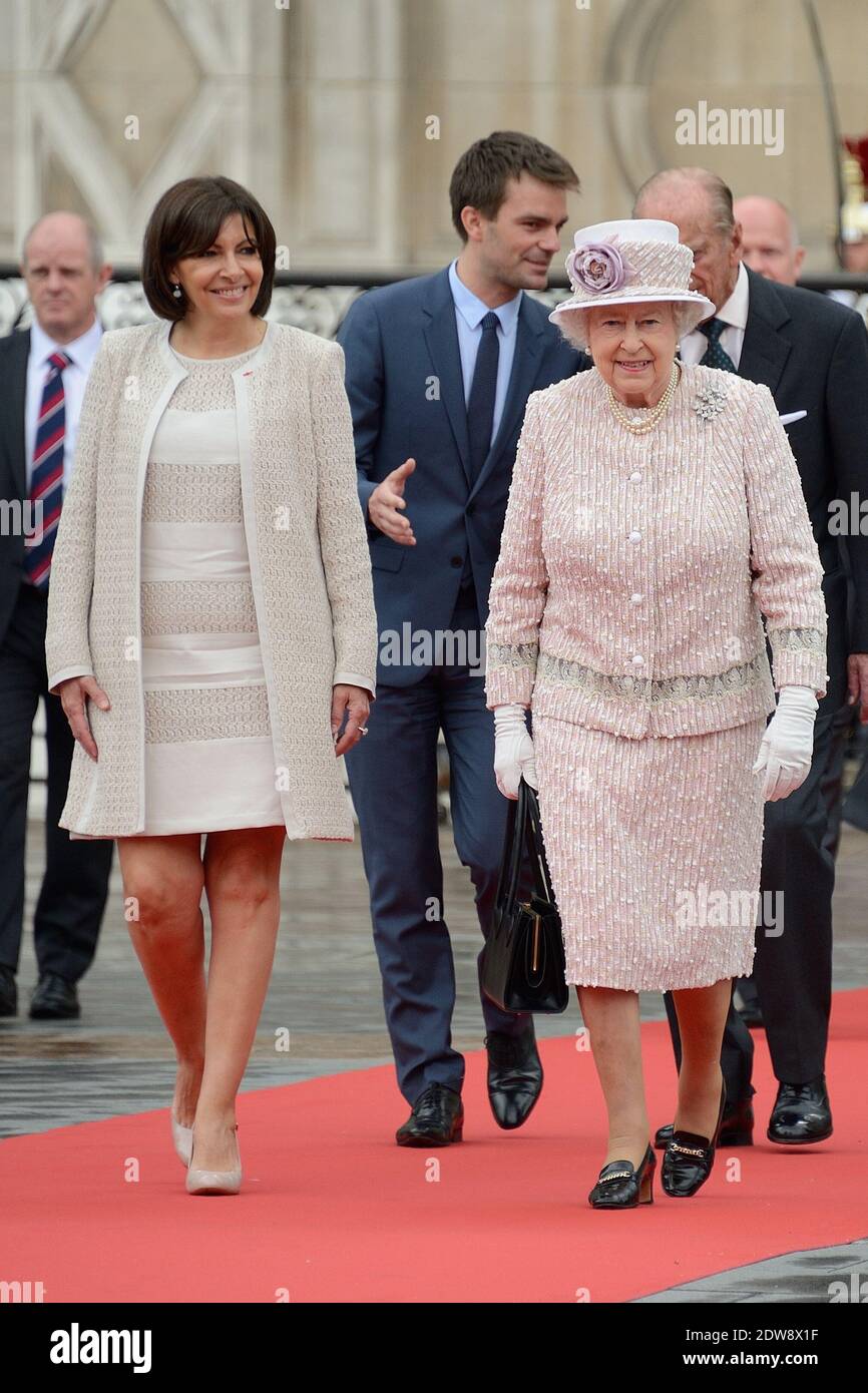 Die Königin Elisabeth II. Und die Königliche Hoheit der Herzog von Edinburgh werden von der französischen Bürgermeisterin Anne Hidalgo im Rathaus empfangen, als Teil des Staatsbesuchs der Königin in Paris, Frankreich, am 7. Juni 2014. Foto von Nicolas Briquet/ABACAPRESS.COM Stockfoto