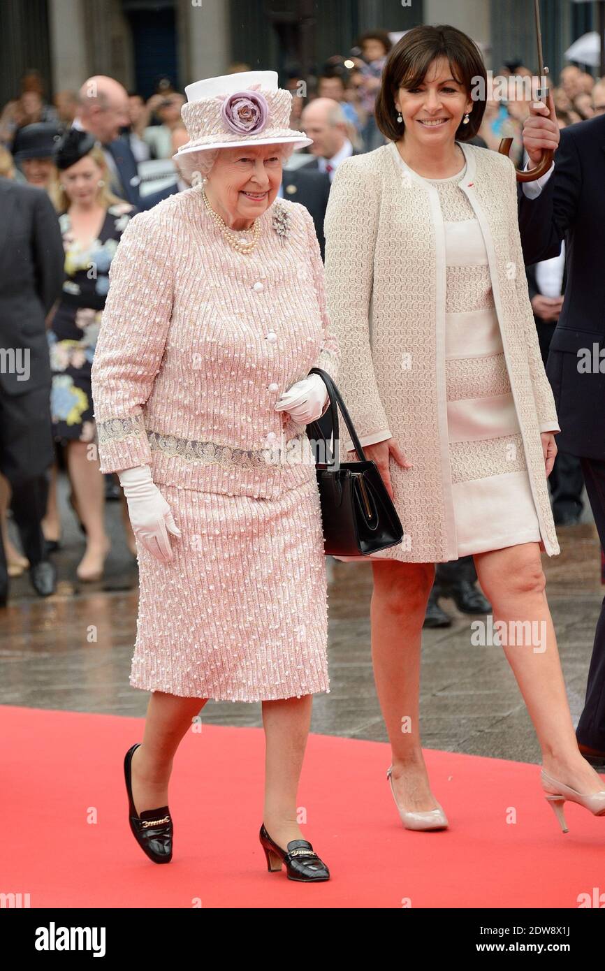 Die Königin Elisabeth II. Und die Königliche Hoheit der Herzog von Edinburgh werden von der französischen Bürgermeisterin Anne Hidalgo im Rathaus empfangen, als Teil des Staatsbesuchs der Königin in Paris, Frankreich, am 7. Juni 2014. Foto von Nicolas Briquet/ABACAPRESS.COM Stockfoto