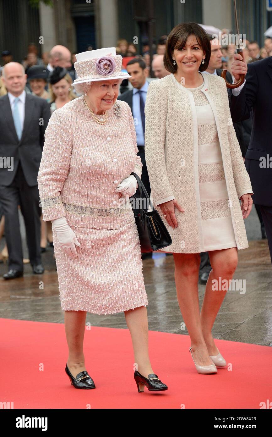 Die Königin Elisabeth II. Und die Königliche Hoheit der Herzog von Edinburgh werden von der französischen Bürgermeisterin Anne Hidalgo im Rathaus empfangen, als Teil des Staatsbesuchs der Königin in Paris, Frankreich, am 7. Juni 2014. Foto von Nicolas Briquet/ABACAPRESS.COM Stockfoto