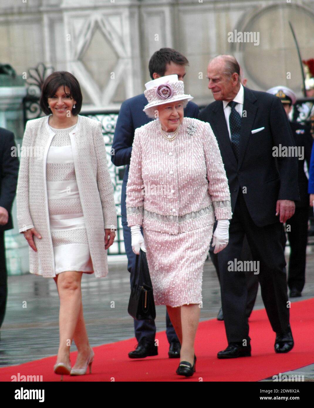 Die Königin Elisabeth II. Und die Königliche Hoheit der Herzog von Edinburgh werden von der französischen Bürgermeisterin Anne Hidalgo im Rathaus empfangen, als Teil des Staatsbesuchs der Königin in Paris, Frankreich, am 7. Juni 2014. Foto von Alain Apaydin/ABACAPRESS.COM Stockfoto