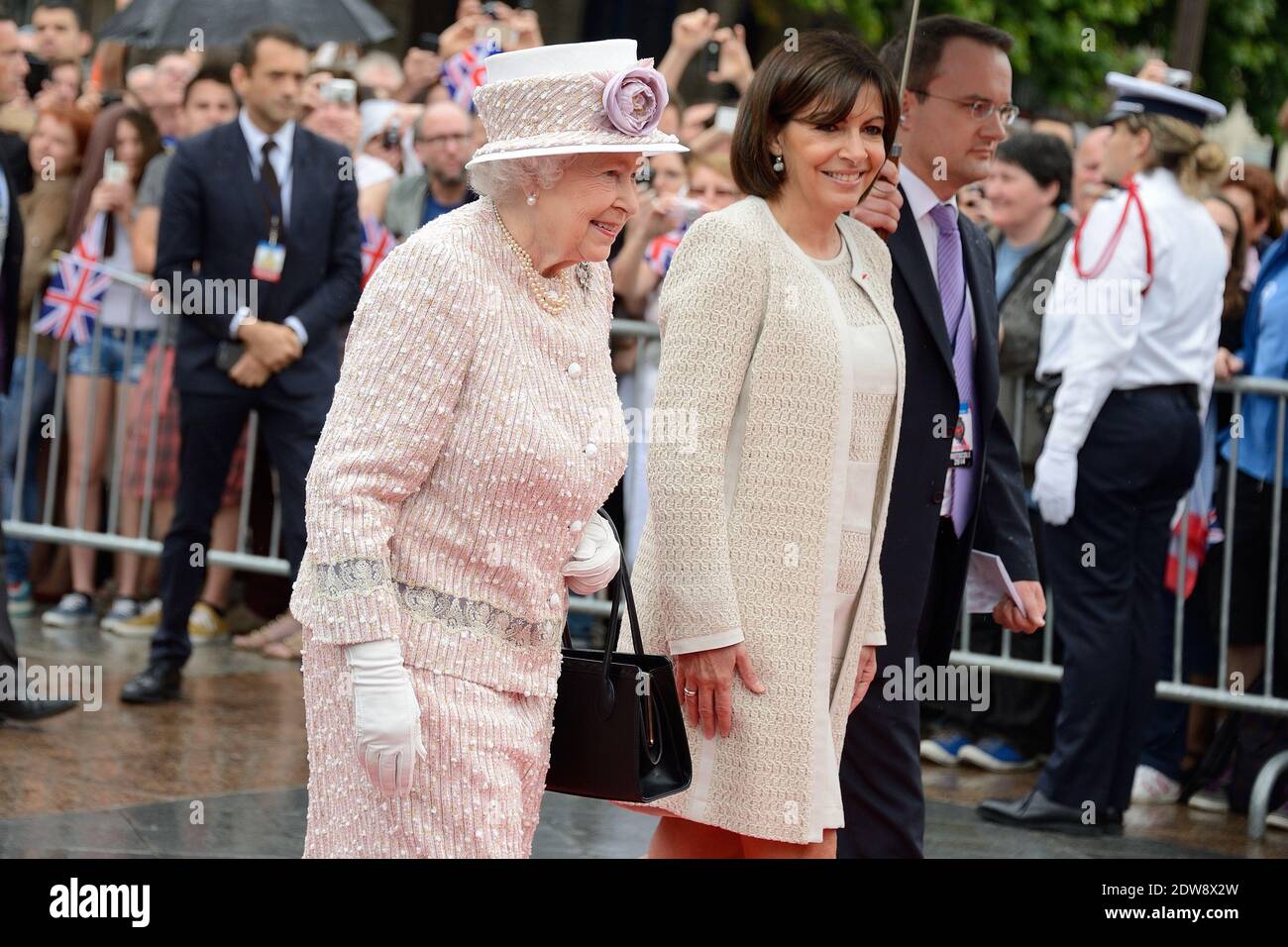 Die Königin Elisabeth II. Und die Königliche Hoheit der Herzog von Edinburgh werden von der französischen Bürgermeisterin Anne Hidalgo im Rathaus empfangen, als Teil des Staatsbesuchs der Königin in Paris, Frankreich, am 7. Juni 2014. Foto von Nicolas Briquet/ABACAPRESS.COM Stockfoto