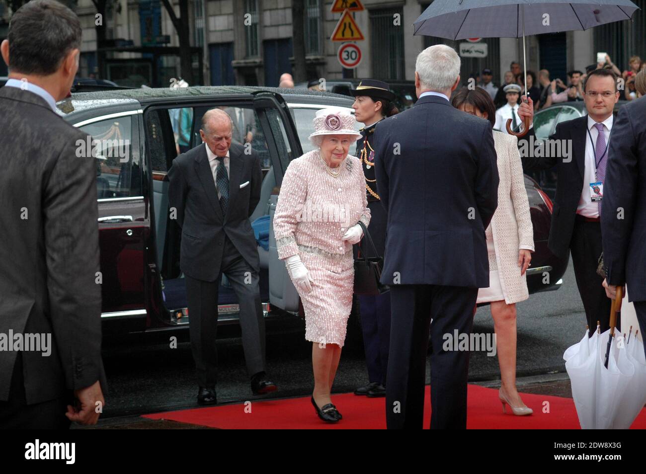 Die Königin Elisabeth II. Und die Königliche Hoheit der Herzog von Edinburgh werden von der französischen Bürgermeisterin Anne Hidalgo im Rathaus empfangen, als Teil des Staatsbesuchs der Königin in Paris, Frankreich, am 7. Juni 2014. Foto von Alain Apaydin/ABACAPRESS.COM Stockfoto