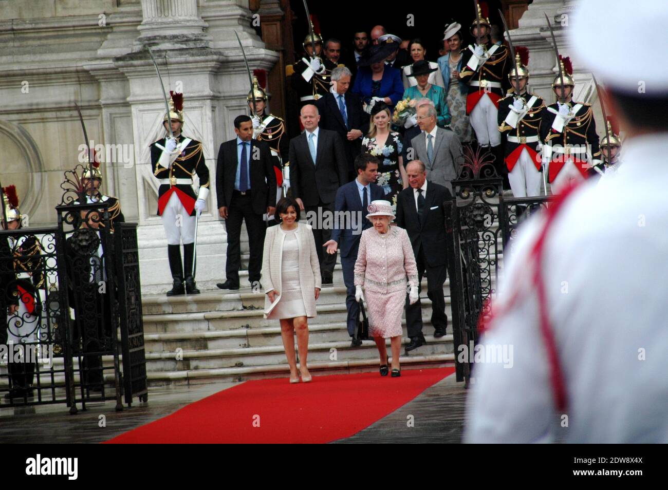 Die Königin Elisabeth II. Und die Königliche Hoheit der Herzog von Edinburgh werden von der französischen Bürgermeisterin Anne Hidalgo im Rathaus empfangen, als Teil des Staatsbesuchs der Königin in Paris, Frankreich, am 7. Juni 2014. Foto von Alain Apaydin/ABACAPRESS.COM Stockfoto