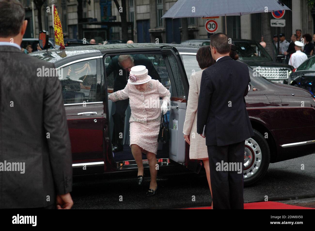 Die Königin Elisabeth II. Und die Königliche Hoheit der Herzog von Edinburgh werden von der französischen Bürgermeisterin Anne Hidalgo im Rathaus empfangen, als Teil des Staatsbesuchs der Königin in Paris, Frankreich, am 7. Juni 2014. Foto von Alain Apaydin/ABACAPRESS.COM Stockfoto