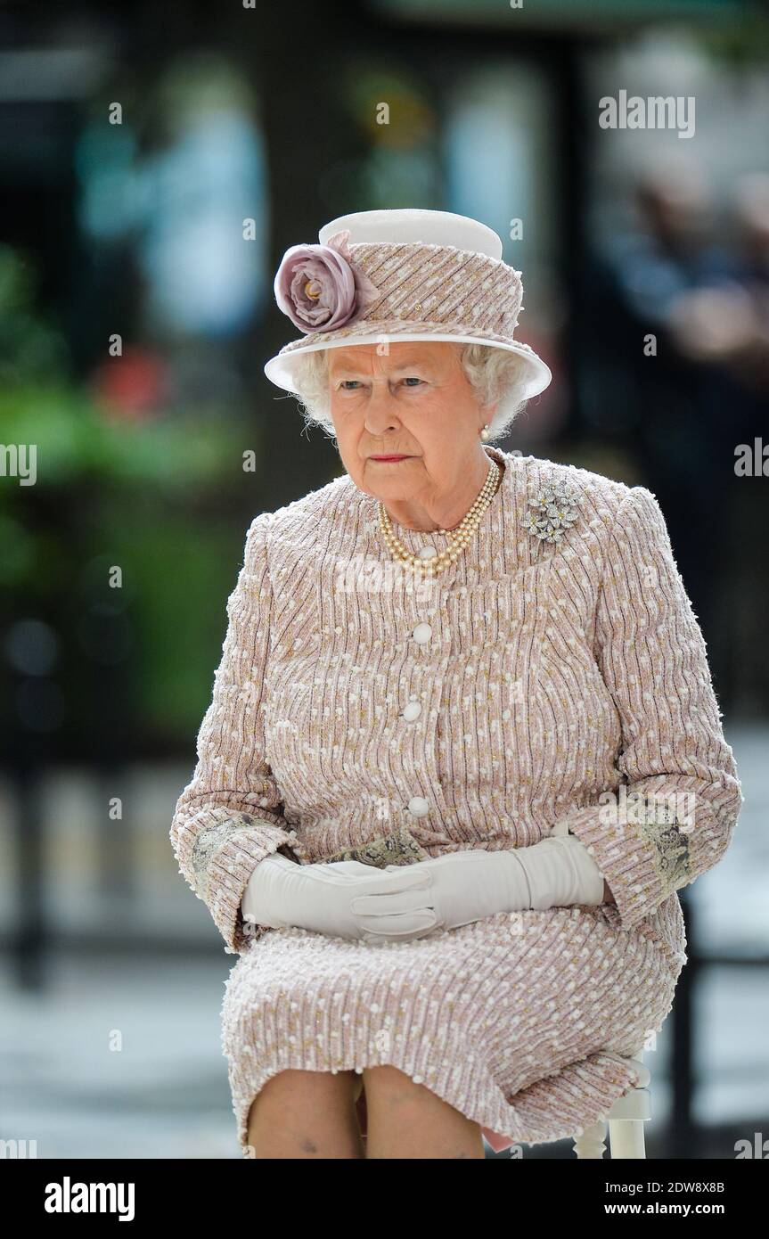 Königin Elisabeth II. Besucht den Pariser Blumenmarkt am 7. Juni 2014 in Paris, Frankreich. Königin Elizabeth II. Und Prinz Philip, Herzog von Edinburgh, sind am letzten Tag eines dreitägigen Staatsbesuches in Paris. Der Blumenmarkt wurde heute in der Ehre der Königin "Marche Aux Fleurs reine Elizabeth II" genannt. Foto von Ammar Abd Rabbo/ABACAPRESS.COM Stockfoto