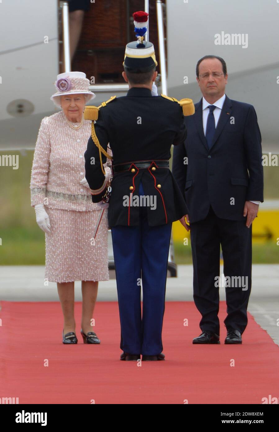 Die Königin Elisabeth II. Und Präsident Francois Hollande machen am 7. Juni 2014 im Rahmen des Staatsbesuches der Königin in Frankreich eine feierliche Abfahrt am Flughafen Villacoublay (Pariser Vorort). Foto von Christian Liewig/ABACAPRESS.COM Stockfoto