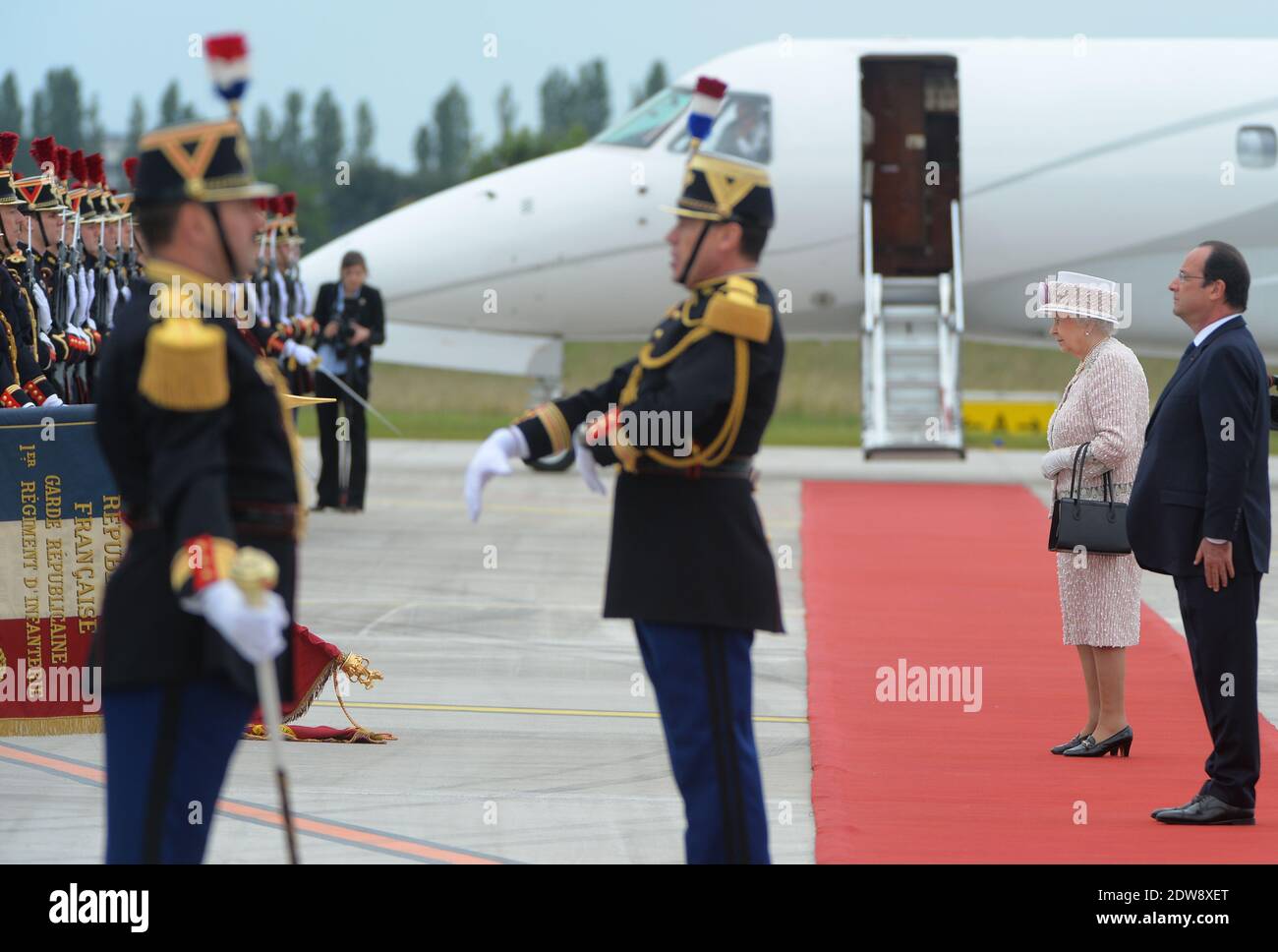Die Königin Elisabeth II. Und Präsident Francois Hollande machen am 7. Juni 2014 im Rahmen des Staatsbesuches der Königin in Frankreich eine feierliche Abfahrt am Flughafen Villacoublay (Pariser Vorort). Foto von Christian Liewig/ABACAPRESS.COM Stockfoto