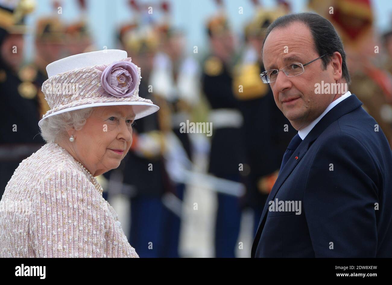 Die Königin Elisabeth II. Und Präsident Francois Hollande machen am 7. Juni 2014 im Rahmen des Staatsbesuches der Königin in Frankreich eine feierliche Abfahrt am Flughafen Villacoublay (Pariser Vorort). Foto von Christian Liewig/ABACAPRESS.COM Stockfoto