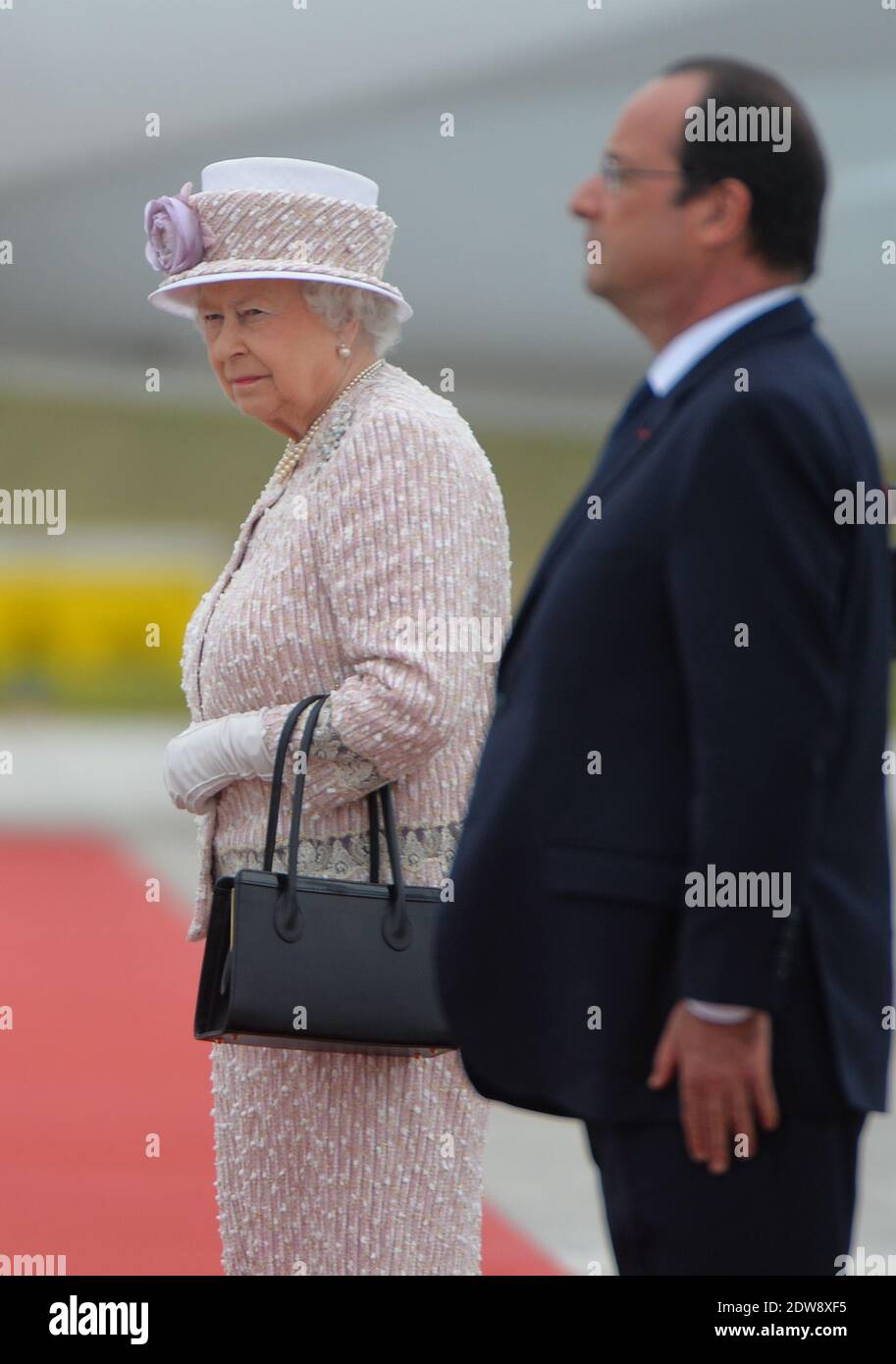 Die Königin Elisabeth II. Und Präsident Francois Hollande machen am 7. Juni 2014 im Rahmen des Staatsbesuches der Königin in Frankreich eine feierliche Abfahrt am Flughafen Villacoublay (Pariser Vorort). Foto von Christian Liewig/ABACAPRESS.COM Stockfoto