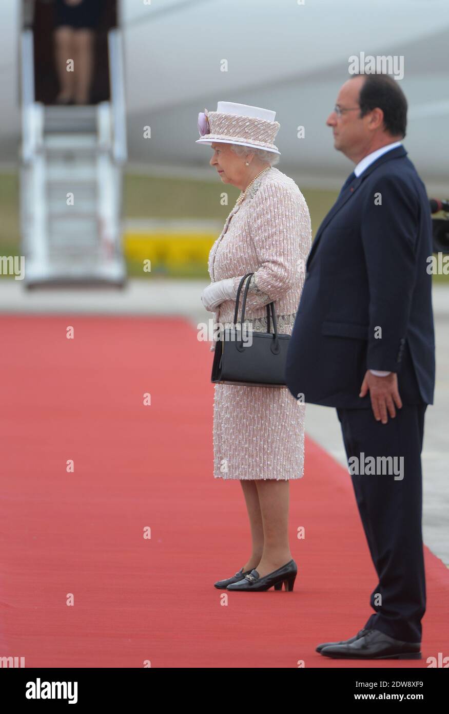 Die Königin Elisabeth II. Und Präsident Francois Hollande machen am 7. Juni 2014 im Rahmen des Staatsbesuches der Königin in Frankreich eine feierliche Abfahrt am Flughafen Villacoublay (Pariser Vorort). Foto von Christian Liewig/ABACAPRESS.COM Stockfoto