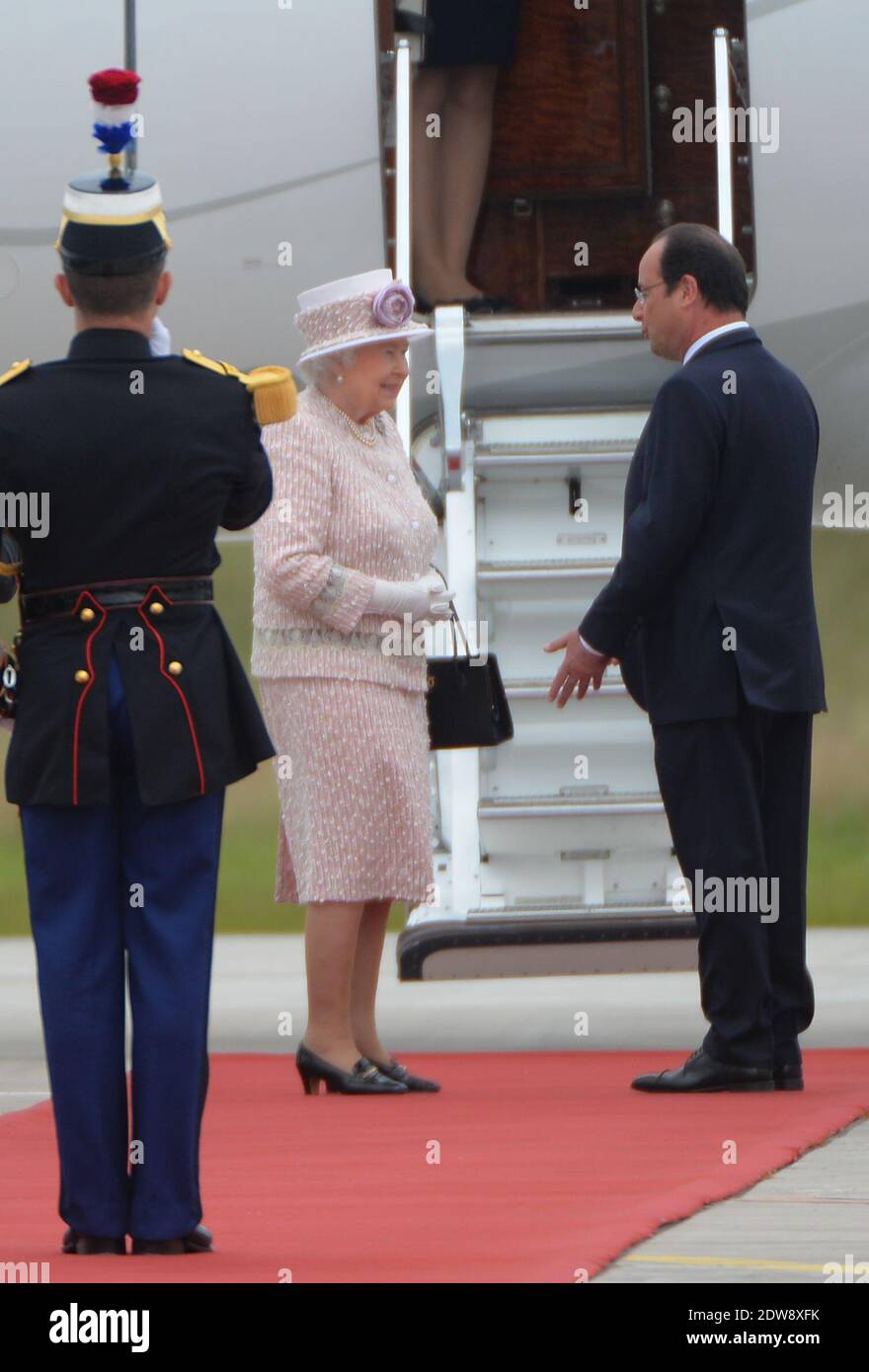 Die Königin Elisabeth II. Und Präsident Francois Hollande machen am 7. Juni 2014 im Rahmen des Staatsbesuches der Königin in Frankreich eine feierliche Abfahrt am Flughafen Villacoublay (Pariser Vorort). Foto von Christian Liewig/ABACAPRESS.COM Stockfoto