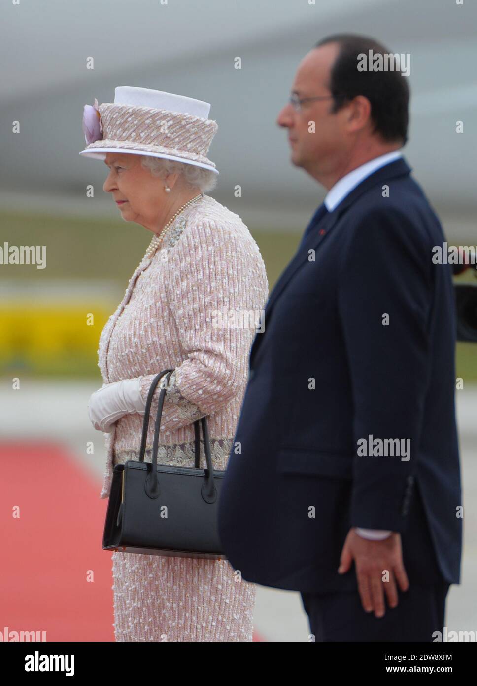 Die Königin Elisabeth II. Und Präsident Francois Hollande machen am 7. Juni 2014 im Rahmen des Staatsbesuches der Königin in Frankreich eine feierliche Abfahrt am Flughafen Villacoublay (Pariser Vorort). Foto von Christian Liewig/ABACAPRESS.COM Stockfoto