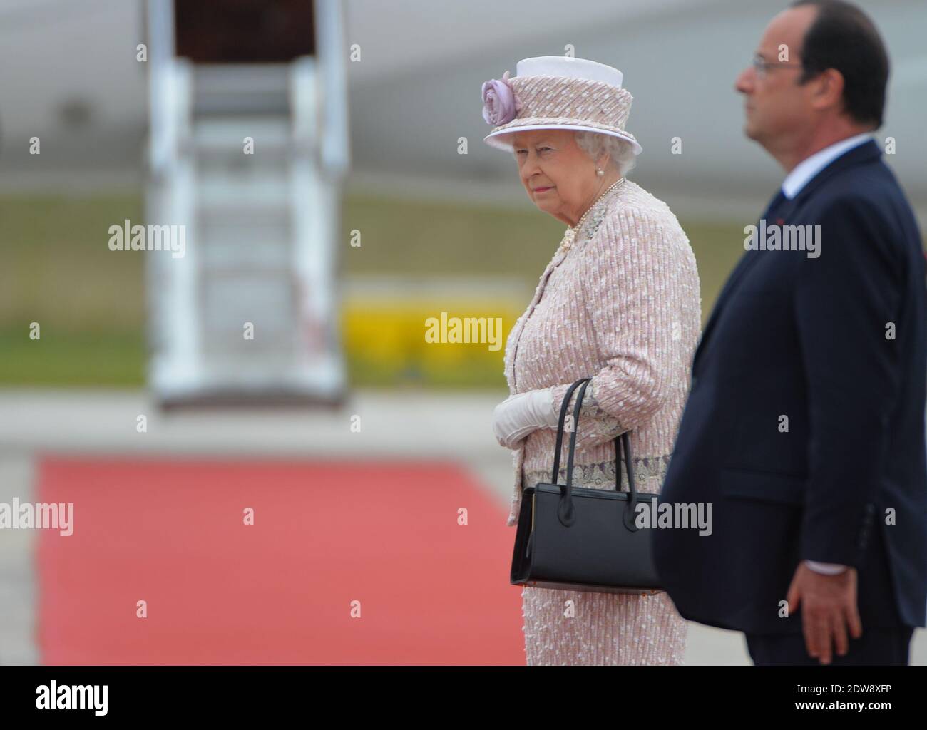 Die Königin Elisabeth II. Und Präsident Francois Hollande machen am 7. Juni 2014 im Rahmen des Staatsbesuches der Königin in Frankreich eine feierliche Abfahrt am Flughafen Villacoublay (Pariser Vorort). Foto von Christian Liewig/ABACAPRESS.COM Stockfoto