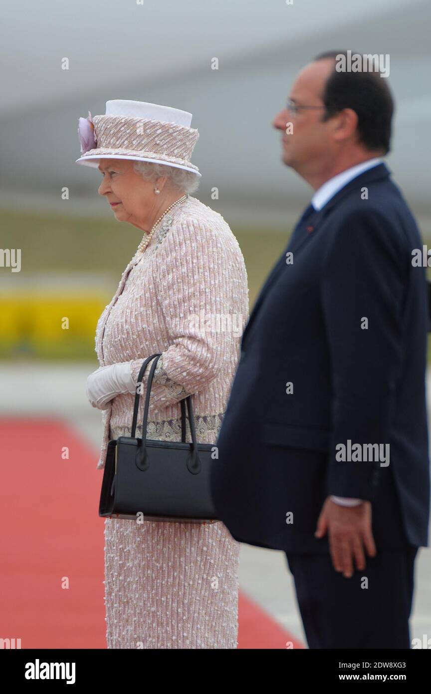 Die Königin Elisabeth II. Und Präsident Francois Hollande machen am 7. Juni 2014 im Rahmen des Staatsbesuches der Königin in Frankreich eine feierliche Abfahrt am Flughafen Villacoublay (Pariser Vorort). Foto von Christian Liewig/ABACAPRESS.COM Stockfoto