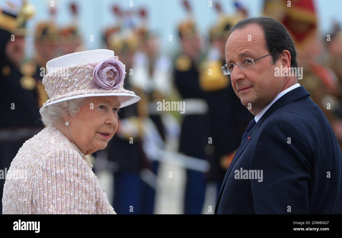 Die Königin Elisabeth II. Und Präsident Francois Hollande machen am 7. Juni 2014 im Rahmen des Staatsbesuches der Königin in Frankreich eine feierliche Abfahrt am Flughafen Villacoublay (Pariser Vorort). Foto von Christian Liewig/ABACAPRESS.COM Stockfoto