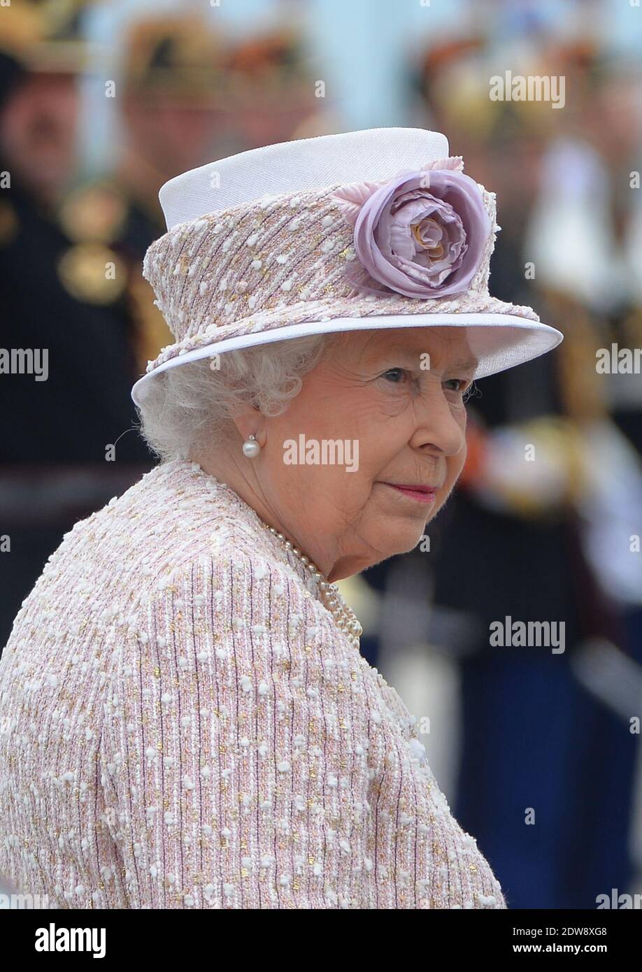 Die Königin Elisabeth II. Und die Königliche Hoheit der Herzog von Edinburgh machen eine feierliche Abfahrt am Flughafen Villacoublay (Pariser Vorort), im Rahmen des Staatsbesuchs der Königin in Frankreich, am 7. Juni 2014. Foto von Christian Liewig/ABACAPRESS.COM Stockfoto