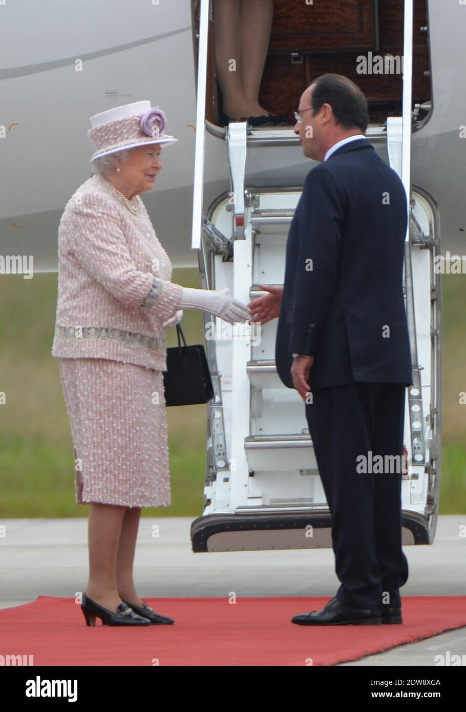 Die Königin Elisabeth II. Und Präsident Francois Hollande machen am 7. Juni 2014 im Rahmen des Staatsbesuches der Königin in Frankreich eine feierliche Abfahrt am Flughafen Villacoublay (Pariser Vorort). Foto von Christian Liewig/ABACAPRESS.COM Stockfoto