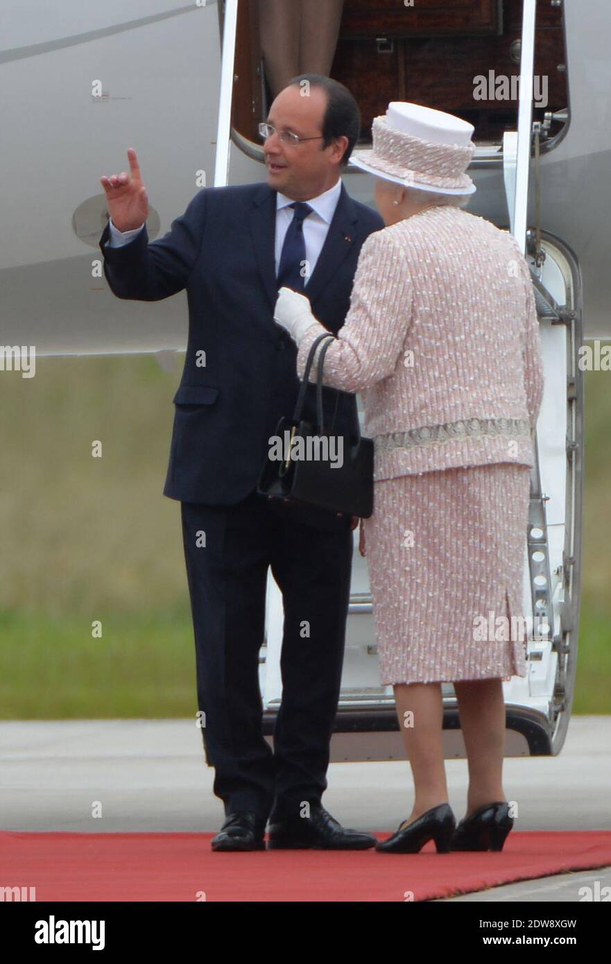 Die Königin Elisabeth II. Und Präsident Francois Hollande machen am 7. Juni 2014 im Rahmen des Staatsbesuches der Königin in Frankreich eine feierliche Abfahrt am Flughafen Villacoublay (Pariser Vorort). Foto von Christian Liewig/ABACAPRESS.COM Stockfoto