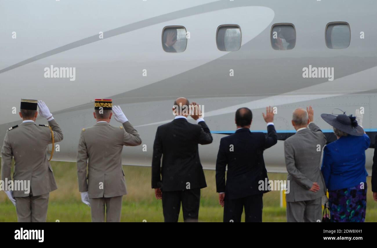 Präsident Francois Hollande, die Königin Elisabeth II. Und der Herzog von Edinburgh machen am 7. Juni 2014 im Rahmen des Staatsbesuches der Königin in Frankreich eine feierliche Abfahrt am Flughafen Villacoublay (Pariser Vorort). Foto von Christian Liewig/ABACAPRESS.COM Stockfoto