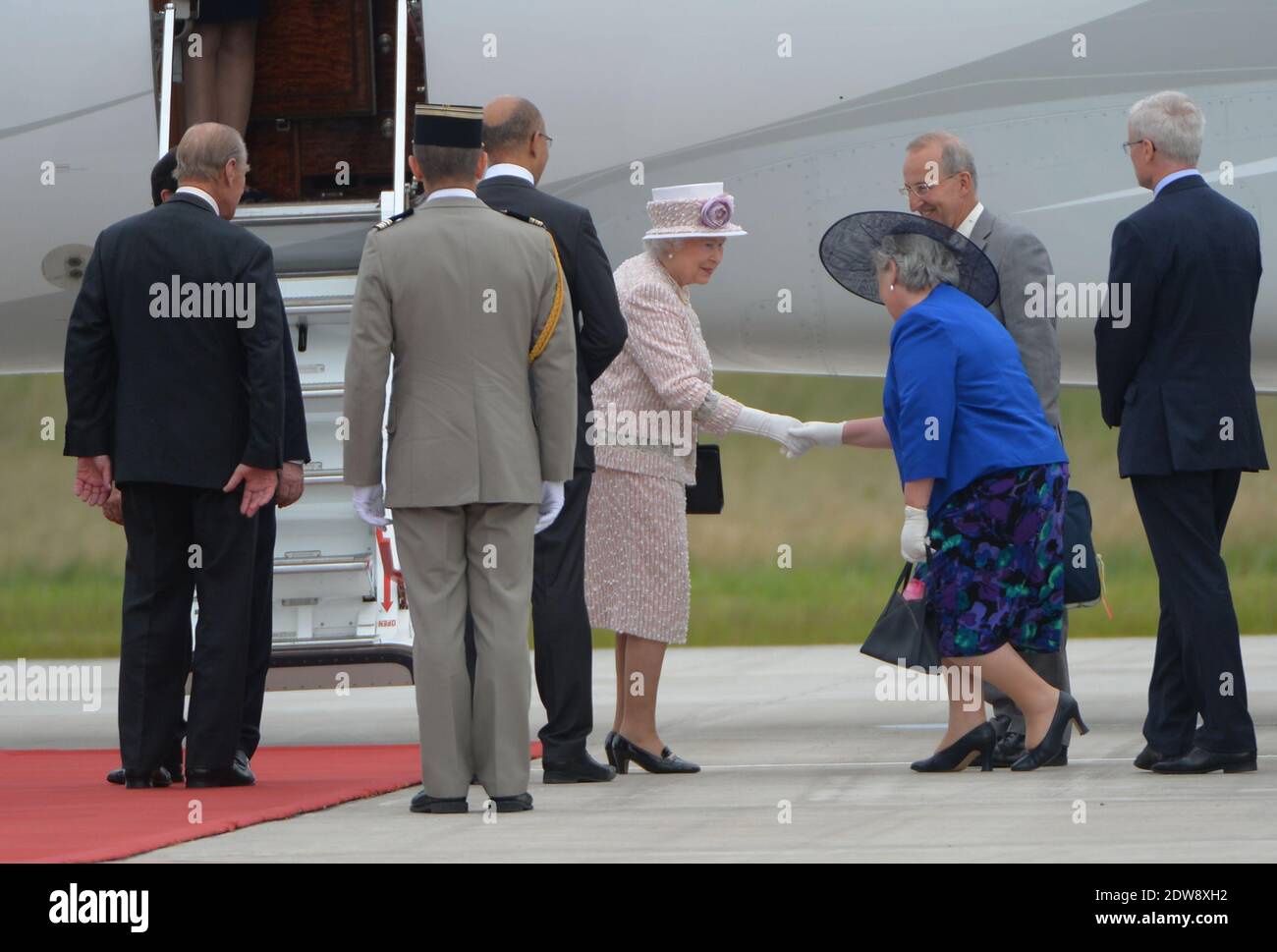 Die Königin Elisabeth II. Und die Königliche Hoheit der Herzog von Edinburgh machen eine feierliche Abfahrt am Flughafen Villacoublay (Pariser Vorort), im Rahmen des Staatsbesuchs der Königin in Frankreich, am 7. Juni 2014. Foto von Christian Liewig/ABACAPRESS.COM Stockfoto