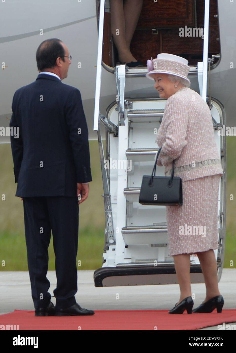 Die Königin Elisabeth II. Und Präsident Francois Hollande machen am 7. Juni 2014 im Rahmen des Staatsbesuches der Königin in Frankreich eine feierliche Abfahrt am Flughafen Villacoublay (Pariser Vorort). Foto von Christian Liewig/ABACAPRESS.COM Stockfoto