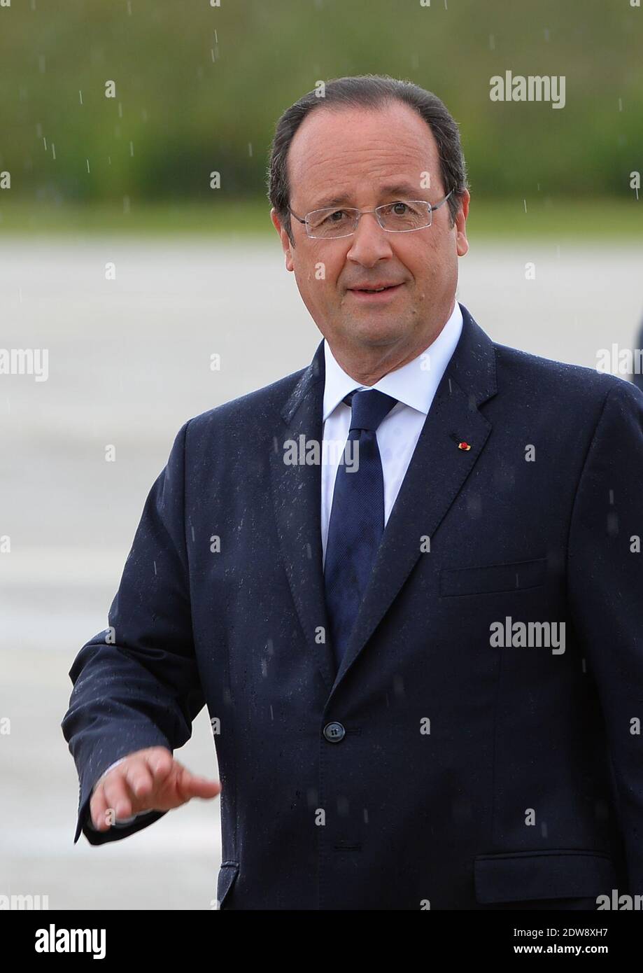 Präsident Francois Hollande, die Königin Elisabeth II. Und der Herzog von Edinburgh machen am 7. Juni 2014 im Rahmen des Staatsbesuches der Königin in Frankreich eine feierliche Abfahrt am Flughafen Villacoublay (Pariser Vorort). Foto von Christian Liewig/ABACAPRESS.COM Stockfoto