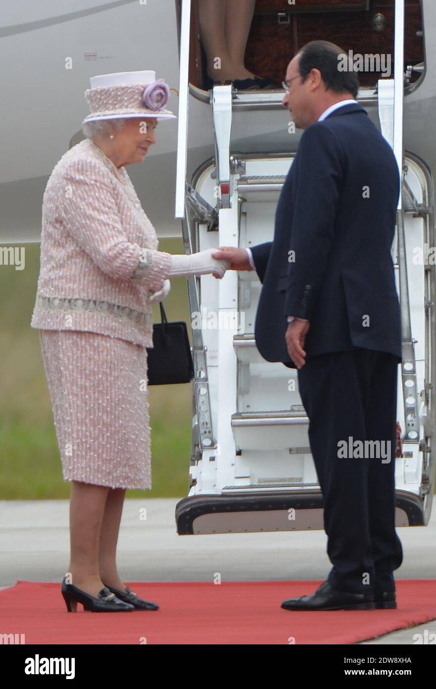 Die Königin Elisabeth II. Und Präsident Francois Hollande machen am 7. Juni 2014 im Rahmen des Staatsbesuches der Königin in Frankreich eine feierliche Abfahrt am Flughafen Villacoublay (Pariser Vorort). Foto von Christian Liewig/ABACAPRESS.COM Stockfoto