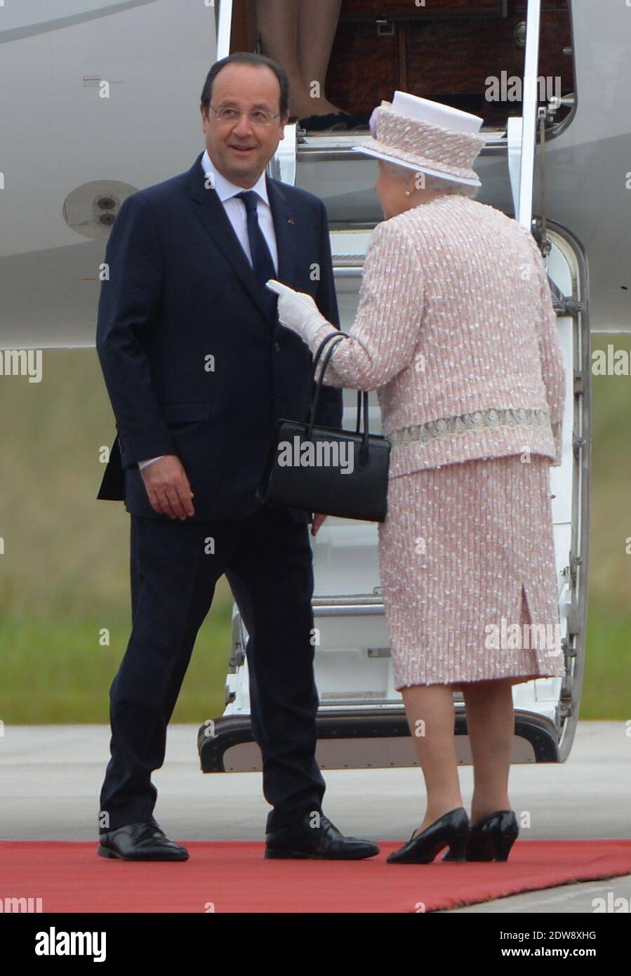 Die Königin Elisabeth II. Und Präsident Francois Hollande machen am 7. Juni 2014 im Rahmen des Staatsbesuches der Königin in Frankreich eine feierliche Abfahrt am Flughafen Villacoublay (Pariser Vorort). Foto von Christian Liewig/ABACAPRESS.COM Stockfoto