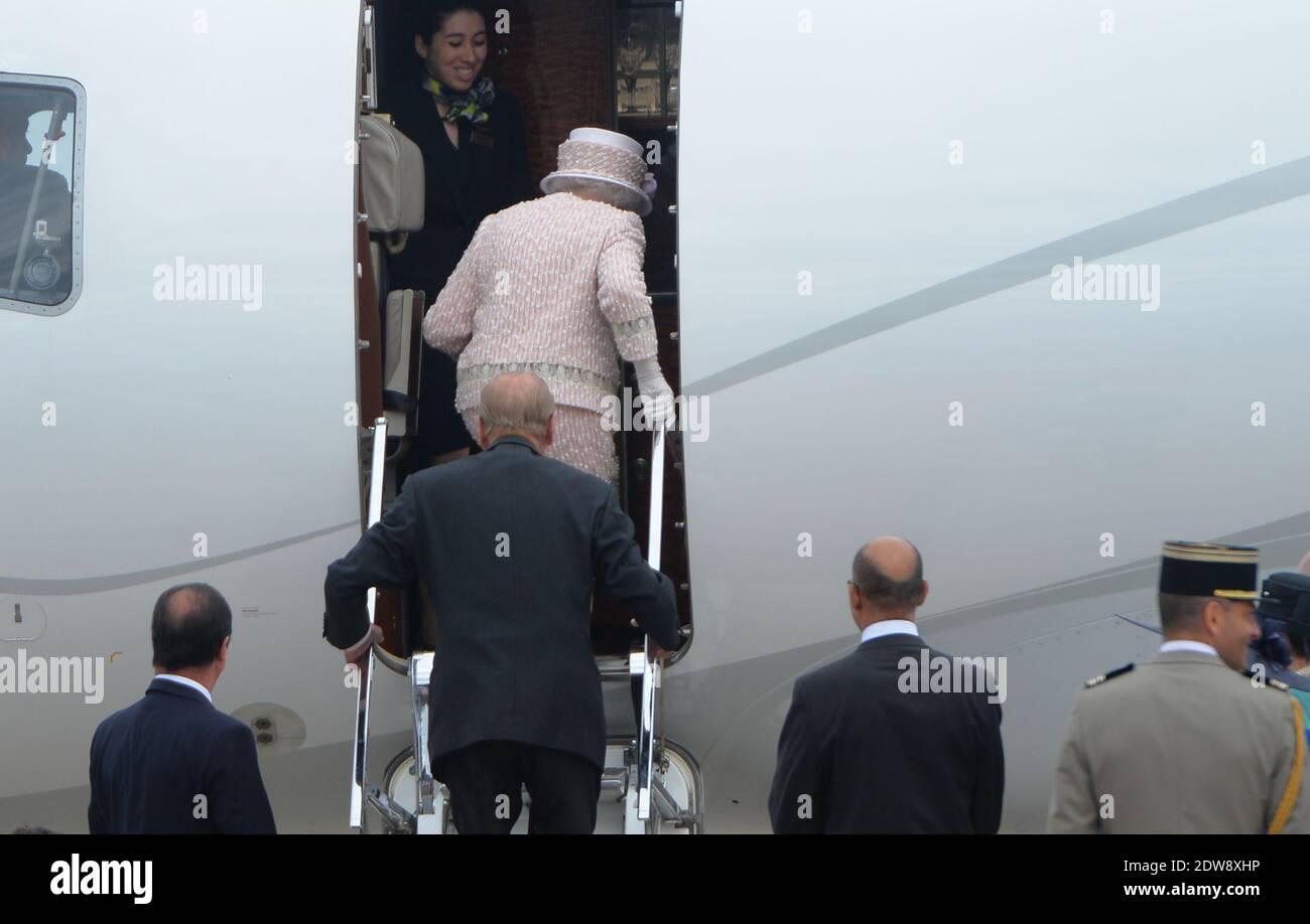 Präsident Francois Hollande, die Königin Elisabeth II. Und der Herzog von Edinburgh machen am 7. Juni 2014 im Rahmen des Staatsbesuches der Königin in Frankreich eine feierliche Abfahrt am Flughafen Villacoublay (Pariser Vorort). Foto von Christian Liewig/ABACAPRESS.COM Stockfoto