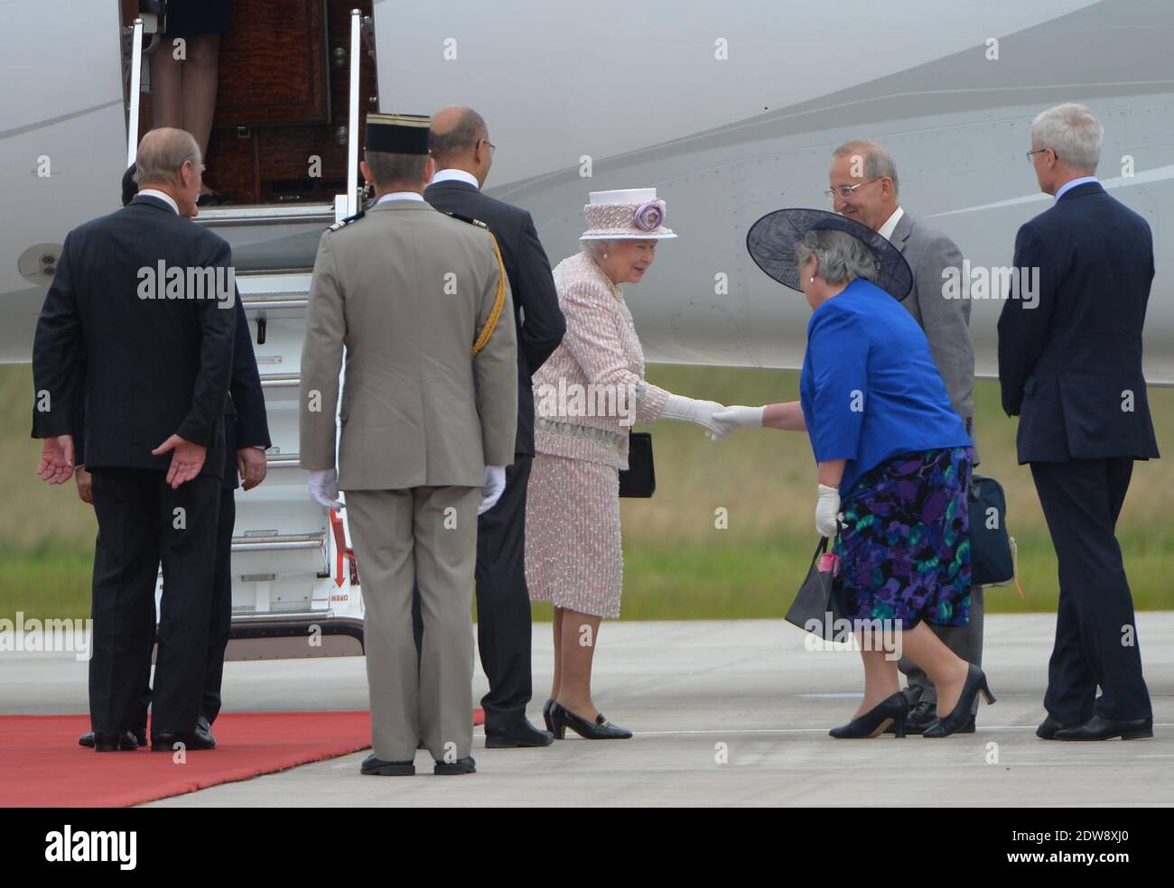 Die Königin Elisabeth II. Und die Königliche Hoheit der Herzog von Edinburgh machen eine feierliche Abfahrt am Flughafen Villacoublay (Pariser Vorort), im Rahmen des Staatsbesuchs der Königin in Frankreich, am 7. Juni 2014. Foto von Christian Liewig/ABACAPRESS.COM Stockfoto