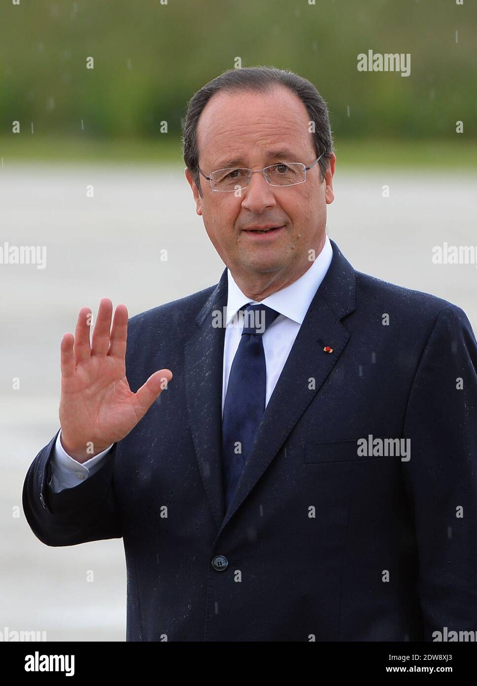 Präsident Francois Hollande, die Königin Elisabeth II. Und der Herzog von Edinburgh machen am 7. Juni 2014 im Rahmen des Staatsbesuches der Königin in Frankreich eine feierliche Abfahrt am Flughafen Villacoublay (Pariser Vorort). Foto von Christian Liewig/ABACAPRESS.COM Stockfoto