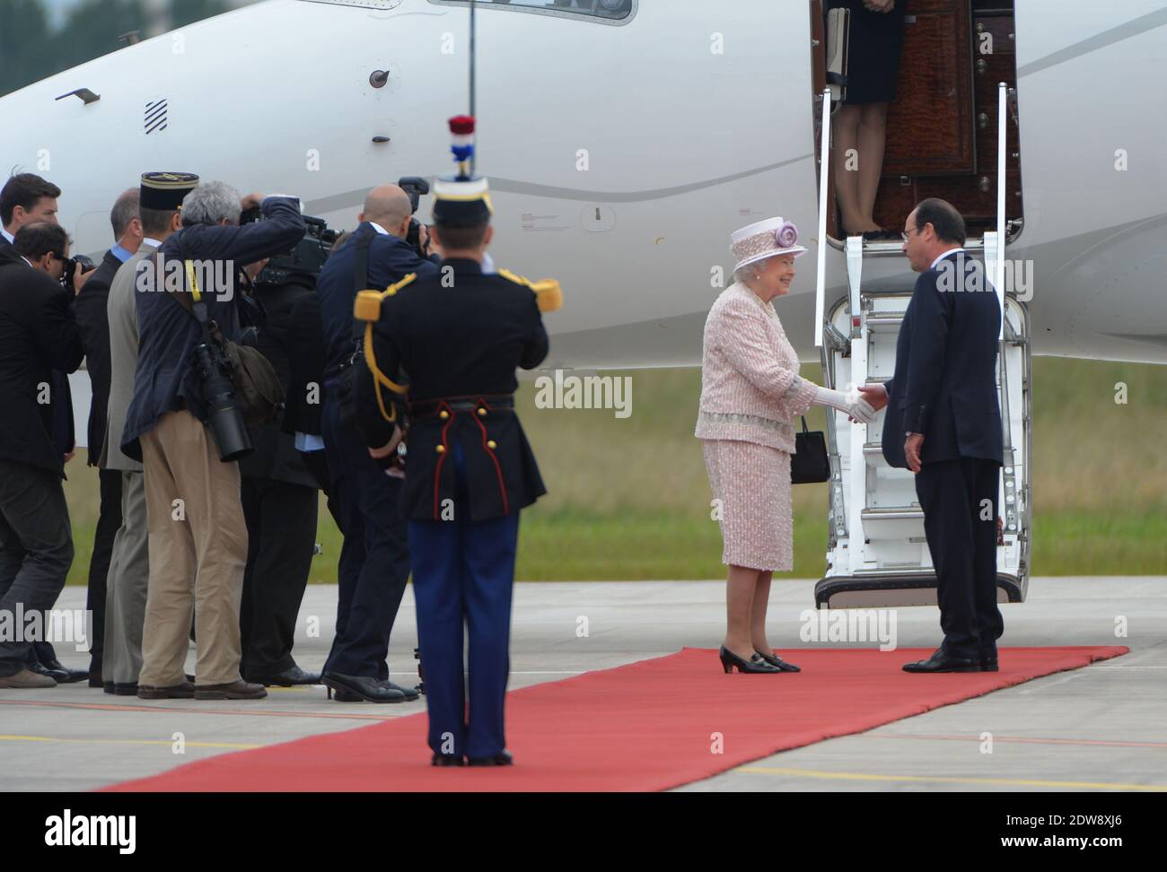 Die Königin Elisabeth II. Und Präsident Francois Hollande machen am 7. Juni 2014 im Rahmen des Staatsbesuches der Königin in Frankreich eine feierliche Abfahrt am Flughafen Villacoublay (Pariser Vorort). Foto von Christian Liewig/ABACAPRESS.COM Stockfoto