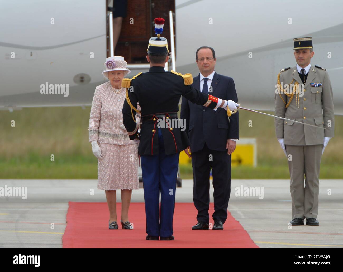 Die Königin Elisabeth II. Und Präsident Francois Hollande machen am 7. Juni 2014 im Rahmen des Staatsbesuches der Königin in Frankreich eine feierliche Abfahrt am Flughafen Villacoublay (Pariser Vorort). Foto von Christian Liewig/ABACAPRESS.COM Stockfoto