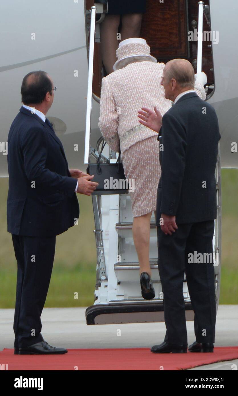 Präsident Francois Hollande, die Königin Elisabeth II. Und der Herzog von Edinburgh machen am 7. Juni 2014 im Rahmen des Staatsbesuches der Königin in Frankreich eine feierliche Abfahrt am Flughafen Villacoublay (Pariser Vorort). Foto von Christian Liewig/ABACAPRESS.COM Stockfoto