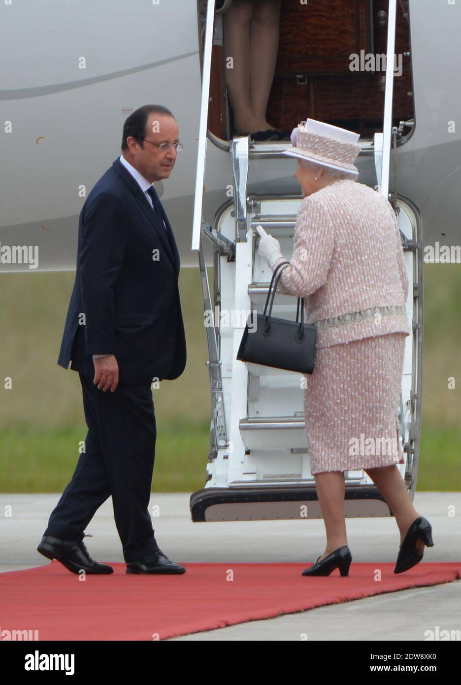 Die Königin Elisabeth II. Und Präsident Francois Hollande machen am 7. Juni 2014 im Rahmen des Staatsbesuches der Königin in Frankreich eine feierliche Abfahrt am Flughafen Villacoublay (Pariser Vorort). Foto von Christian Liewig/ABACAPRESS.COM Stockfoto