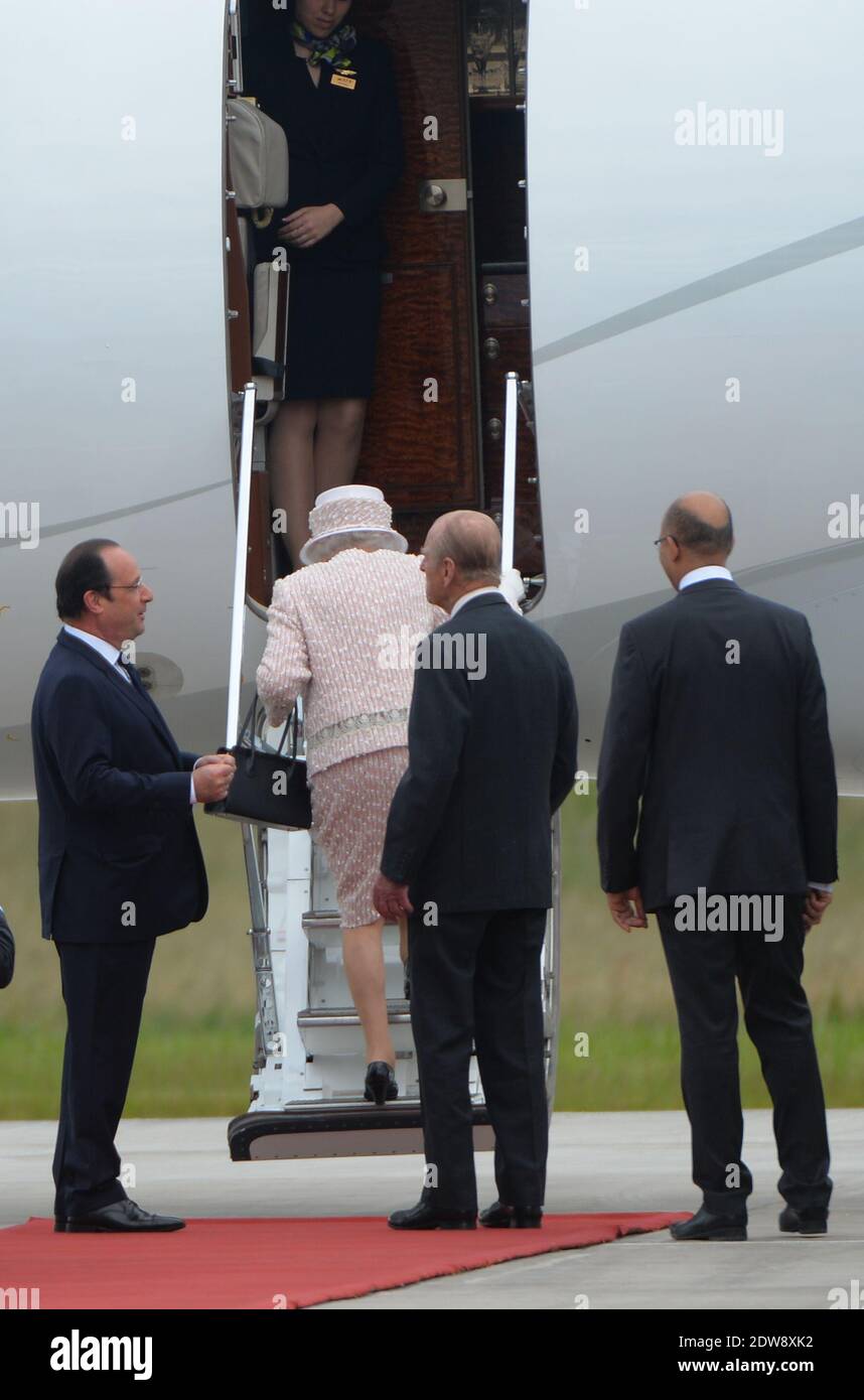 Präsident Francois Hollande, die Königin Elisabeth II. Und der Herzog von Edinburgh machen am 7. Juni 2014 im Rahmen des Staatsbesuches der Königin in Frankreich eine feierliche Abfahrt am Flughafen Villacoublay (Pariser Vorort). Foto von Christian Liewig/ABACAPRESS.COM Stockfoto