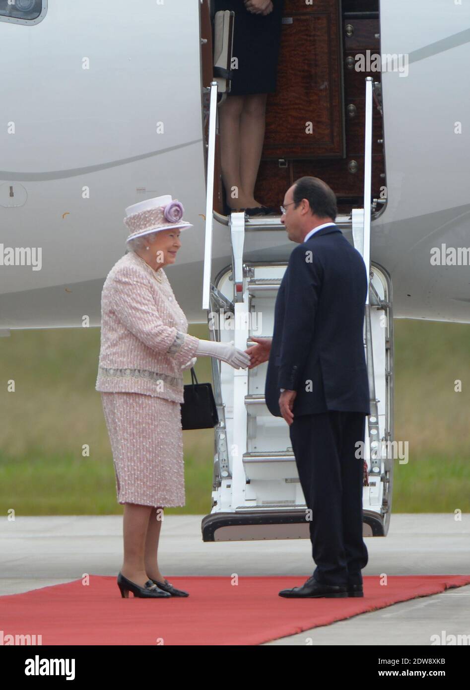Die Königin Elisabeth II. Und Präsident Francois Hollande machen am 7. Juni 2014 im Rahmen des Staatsbesuches der Königin in Frankreich eine feierliche Abfahrt am Flughafen Villacoublay (Pariser Vorort). Foto von Christian Liewig/ABACAPRESS.COM Stockfoto