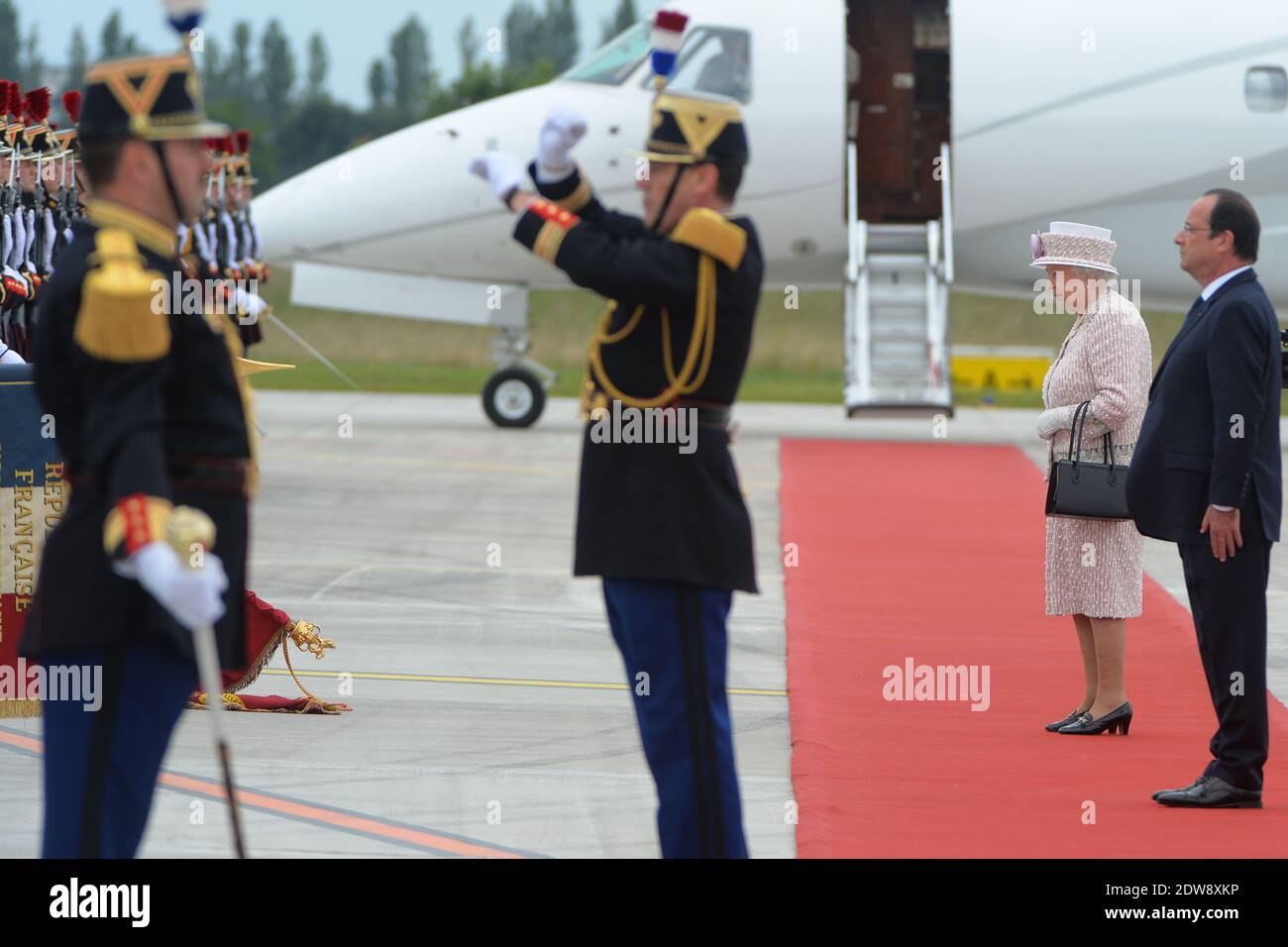 Die Königin Elisabeth II. Und Präsident Francois Hollande machen am 7. Juni 2014 im Rahmen des Staatsbesuches der Königin in Frankreich eine feierliche Abfahrt am Flughafen Villacoublay (Pariser Vorort). Foto von Christian Liewig/ABACAPRESS.COM Stockfoto