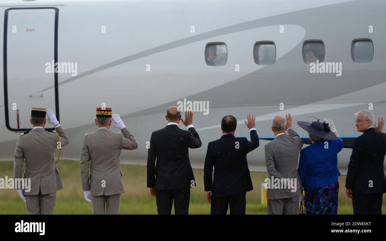 Präsident Francois Hollande, die Königin Elisabeth II. Und der Herzog von Edinburgh machen am 7. Juni 2014 im Rahmen des Staatsbesuches der Königin in Frankreich eine feierliche Abfahrt am Flughafen Villacoublay (Pariser Vorort). Foto von Christian Liewig/ABACAPRESS.COM Stockfoto