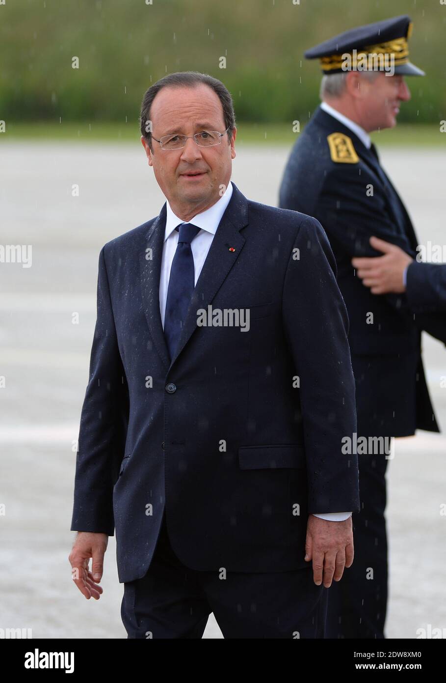 Präsident Francois Hollande, die Königin Elisabeth II. Und der Herzog von Edinburgh machen am 7. Juni 2014 im Rahmen des Staatsbesuches der Königin in Frankreich eine feierliche Abfahrt am Flughafen Villacoublay (Pariser Vorort). Foto von Christian Liewig/ABACAPRESS.COM Stockfoto