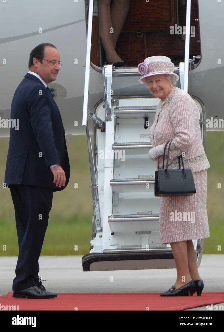 Die Königin Elisabeth II. Und Präsident Francois Hollande machen am 7. Juni 2014 im Rahmen des Staatsbesuches der Königin in Frankreich eine feierliche Abfahrt am Flughafen Villacoublay (Pariser Vorort). Foto von Christian Liewig/ABACAPRESS.COM Stockfoto