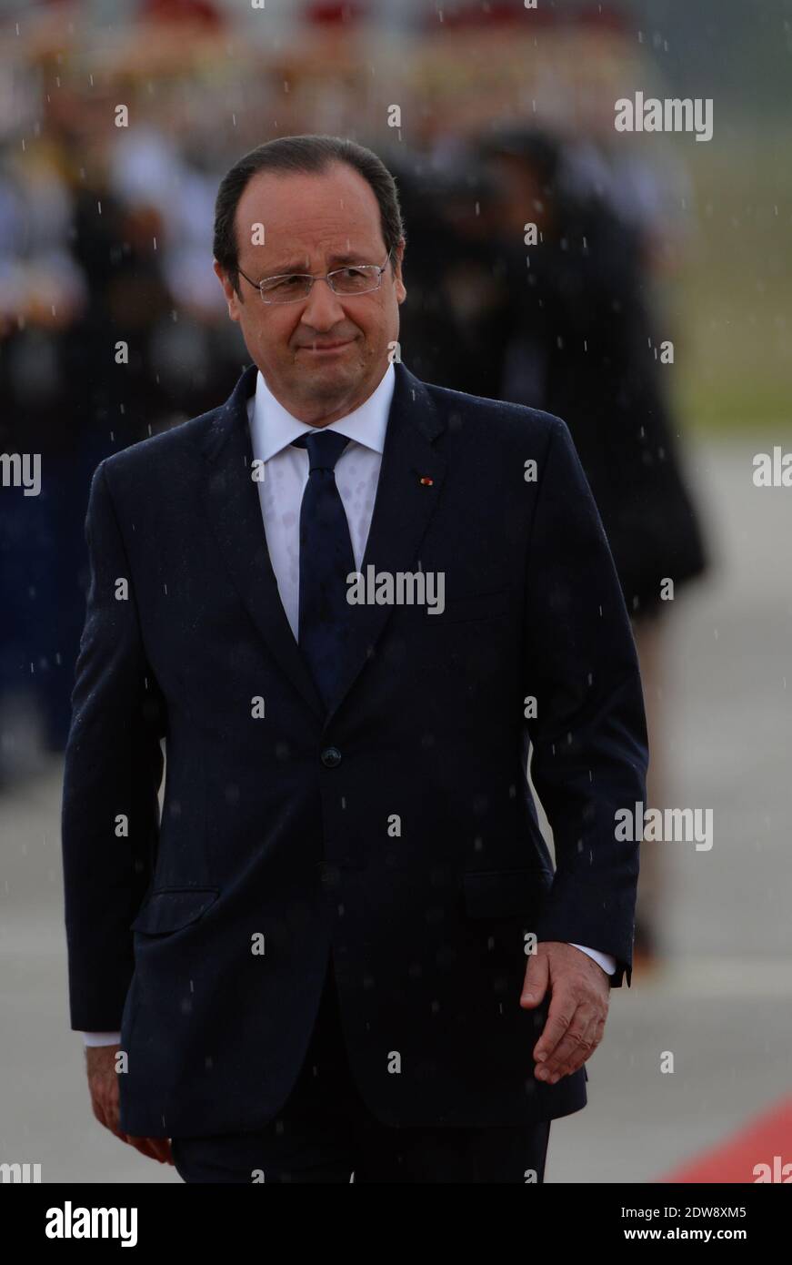 Präsident Francois Hollande, die Königin Elisabeth II. Und der Herzog von Edinburgh machen am 7. Juni 2014 im Rahmen des Staatsbesuches der Königin in Frankreich eine feierliche Abfahrt am Flughafen Villacoublay (Pariser Vorort). Foto von Christian Liewig/ABACAPRESS.COM Stockfoto