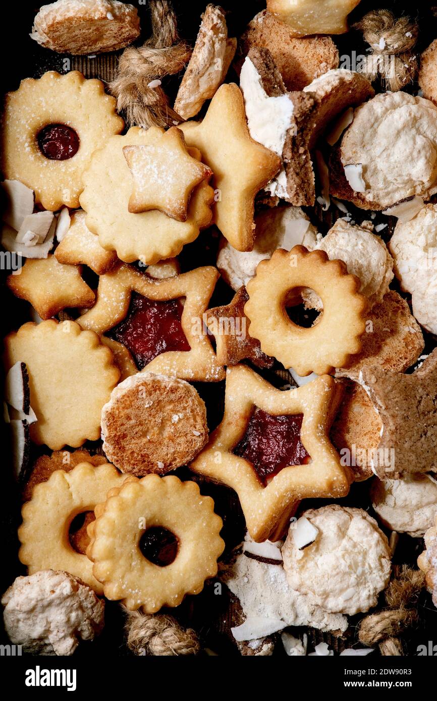 Hausgemachte Shortbread Kekse Sammlung verschiedener Formen, darunter  traditionelle Linz Kekse mit roter Marmelade. Hintergrund für das Essen.  Flach liegend, Nahaufnahme Stockfotografie - Alamy