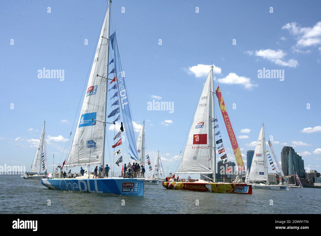 Eine DLL, Qindao und Invest Africa Yachten während des Clipper 2013-14 Round the World Yacht Race in Manhattan, New York, NY am 7. Juni 2014. Dies ist das längste Ozeanrennen der Welt mit 40,000 Meilen und 11 Monaten Länge. Das Rennen begann am 1. September 2013 an der Tower Bridge in London und wird am 12. Juli dorthin zurückkehren.Es ist das einzige Rennen seiner Art, das für Amateursegler bestimmt ist.Foto von Charles Guerin/ABACAPRESS.COM Stockfoto