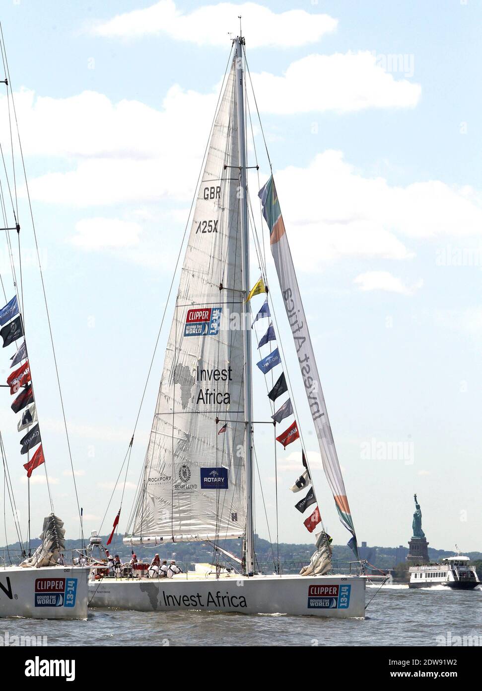 Invest Africa Yacht with the Freiheitsstatue während des Clipper 2013-14 Round the World Yacht Race in Manhattan, New York, NY am 7. Juni 2014. Dies ist das längste Ozeanrennen der Welt mit 40,000 Meilen und 11 Monaten Länge. Das Rennen begann am 1. September 2013 an der Tower Bridge in London und wird am 12. Juli dorthin zurückkehren.Es ist das einzige Rennen seiner Art, das für Amateursegler bestimmt ist.Foto von Charles Guerin/ABACAPRESS.COM Stockfoto