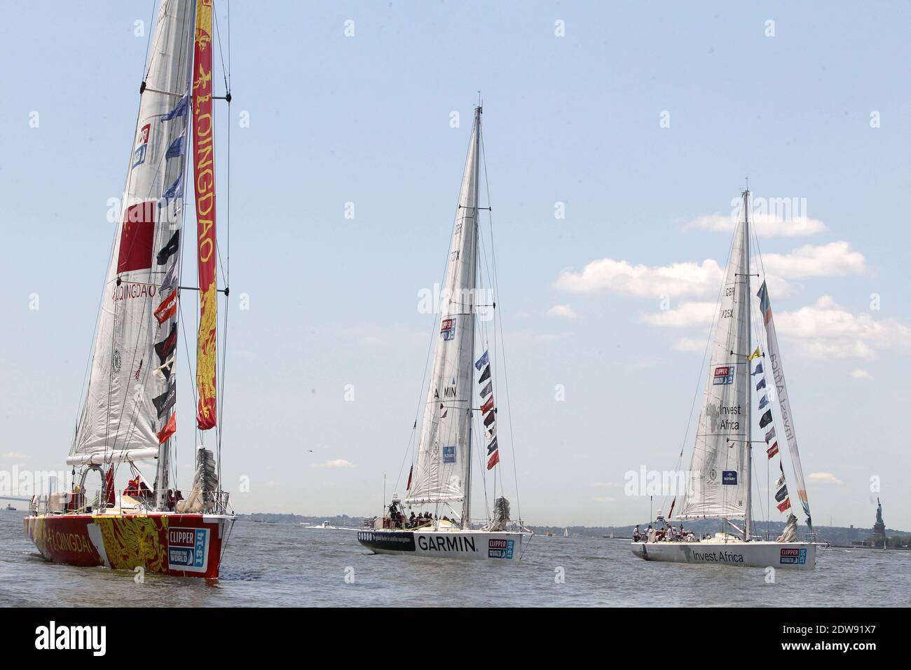 Qingdao, Garmin und Invest Africa Yachten während des Clipper 2013-14 Round the World Yacht Race in Manhattan, New York, NY am 7. Juni 2014. Dies ist das längste Ozeanrennen der Welt mit 40,000 Meilen und 11 Monaten Länge. Das Rennen begann am 1. September 2013 an der Tower Bridge in London und wird am 12. Juli dorthin zurückkehren.Es ist das einzige Rennen seiner Art, das für Amateursegler bestimmt ist.Foto von Charles Guerin/ABACAPRESS.COM Stockfoto