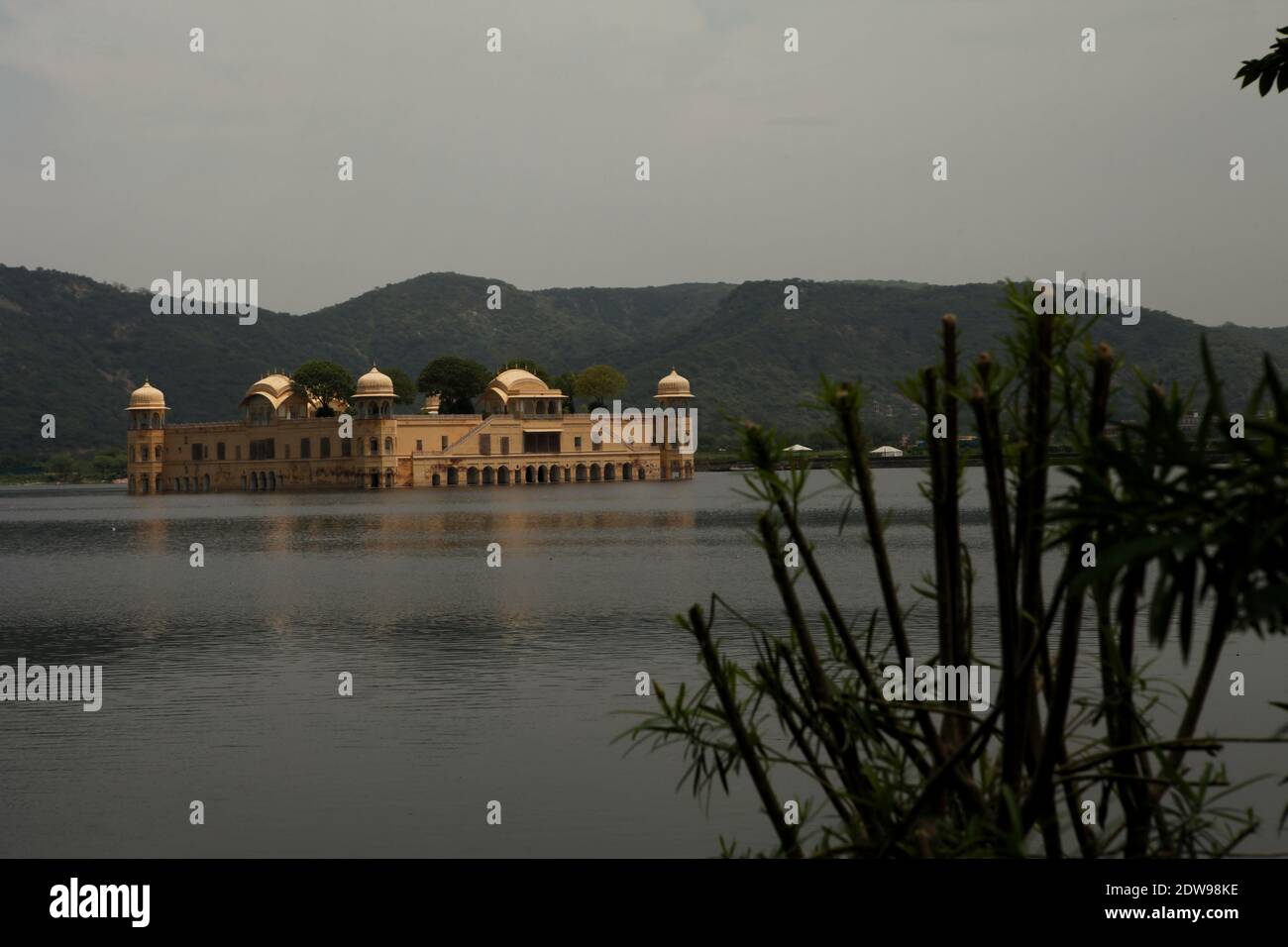 JAL Mahal (Wasserpalast) und ein Teil des man Sagar Lake in Jaipur, Rajasthan, Indien. Stockfoto