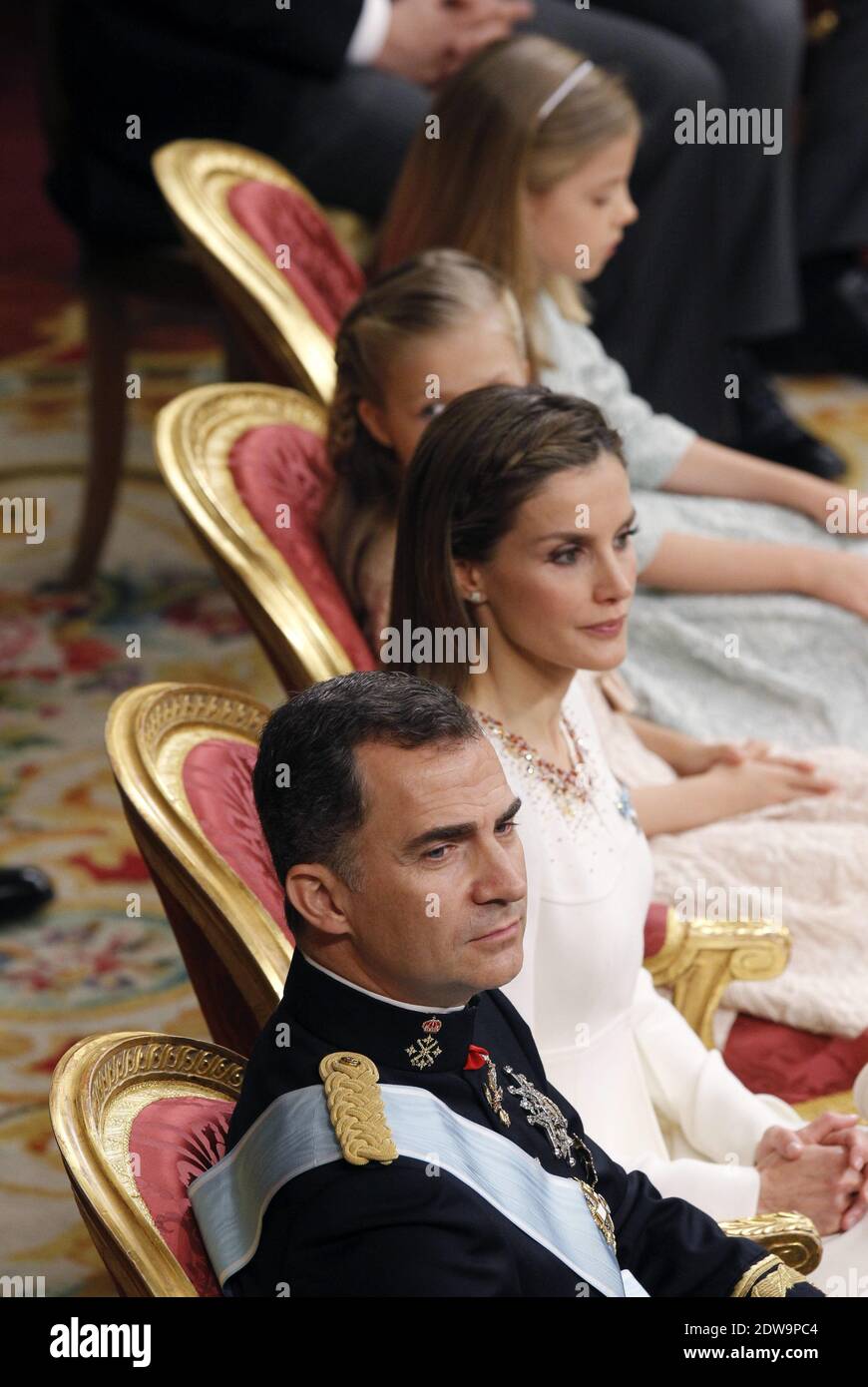 König Felipe VI von Spanien, Königin Letizia von Spanien und Töchter Prinzessin Sofia und Prinzessin Leonor, Prinzessin von Asturien auf dem Kongress während der ersten Rede der Könige zu seiner Proklamation als König von Spanien vor dem spanischen Parlament am 19. Juni 2014 in Madrid, Spanien. Die Krönung von König Felipe VI. Findet in Madrid statt. Sein Vater, der ehemalige König Juan Carlos von Spanien, hat am 2. Juni nach 39 Jahren Herrschaft abgedankt. Der neue König wird von seiner Frau Königin Letizia von Spanien begleitet. Phoot by Pool/ABACAPRESS.COM Stockfoto